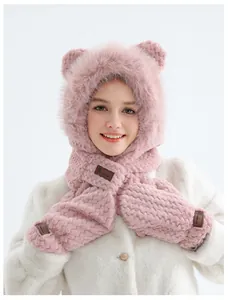 Détail de l'ensemble 3-en-1 bonnet écharpe et gants rose en fausse fourrure avec étiquettes
