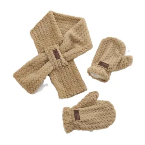 Winter-Set aus Plüschschal und Fäustlingen für Kinder mit süßen Bären-Lederaufnähern
