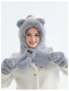 Détail de l'écharpe à capuche en peluche grise avec oreilles d'ours et étiquette cuir