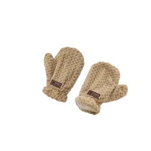 Winter-Babystäustlinge in Hellbraun mit Fleecefutter und Leder-Bären-Etikett für Wärme