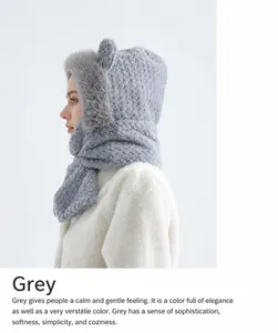 Détail du chapeau écharpe 3-en-1 en peluche grise avec oreilles d'ours et masque