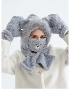 Détail de l'ensemble bonnet écharpe oreilles d'ours gris clair et gants d'hiver assortis