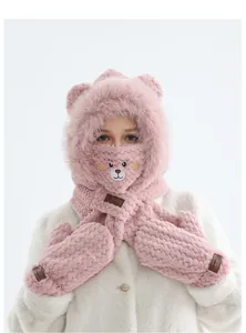 Détail d'un ensemble capuche oreilles d'ours rose en fausse fourrure avec écharpe et gants