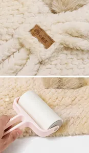 Détail du bonnet ours en peluche avec écusson en cuir montrant le tissu non pelucheux