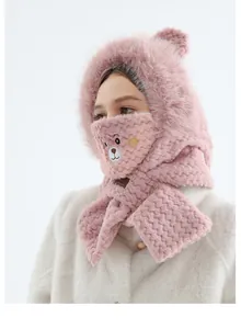 Détail de l'écharpe à capuche en polaire rose avec oreilles d'ours et tricot gaufré
