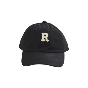 Klassische schwarze Baumwoll-Baseballkappe mit weißem R-Buchstaben-Logo und gebogenem Schirm