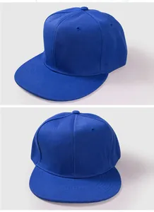 Détail d'une casquette snapback bleu roi avec structure à six pans et visière plate