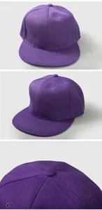 Détail de casquette baseball violette à visière plate avec œillets et coupe à 6 pans