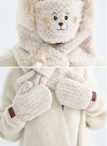 Détail de l'ensemble d'hiver en peluche crème avec capuche ours et gants en polaire