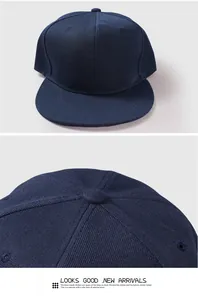 Vue de dessus et gros plan de la casquette plate bleu marine montrant la texture du tissu