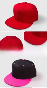 Détails d'une casquette snapback bicolore en sergé de coton avec visière plate