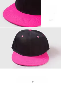Détail de casquette snapback noir et rose en 90% nylon et 10% coton mélangé