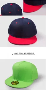 Détails des casquettes snapback marine et vert avec sergé et autocollants dorés sur visière
