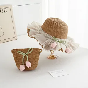 Detail von Strohhut und Tasche-Set mit cremefarbenem Tüll und rosa Stofftulpen-Anhänger