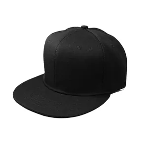 Casquette snapback noire classique à six panneaux avec visière plate réglable