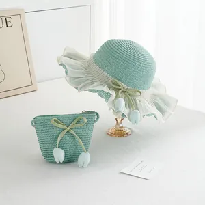 Detail von minzgrünem Strohhut und passender Tasche mit Spitzenbesatz und Tulpenanhänger