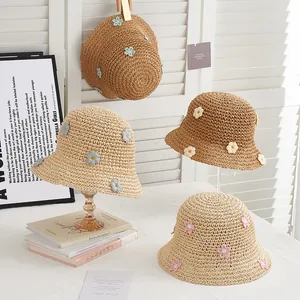 Detailaufnahme der handgefertigten Häkel-Sonnenhüte mit bunten 3D-Blumenmustern