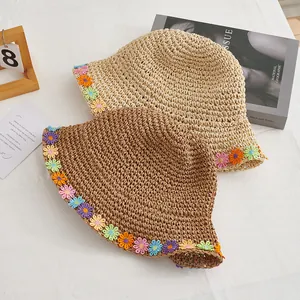 Detailansicht handgewebter Strohhüte mit exquisiter bunter Gänseblümchen-Stickerei