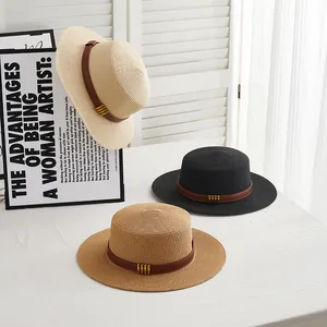 Chapeaux de paille plats vintage en ivoire, noir et marron avec sangle en cuir et boucle
