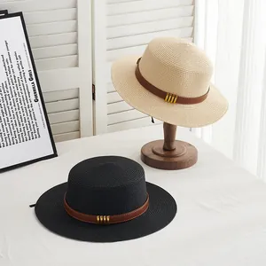 Chapeaux de paille plats en beige et noir avec ruban en cuir et boucle métallique