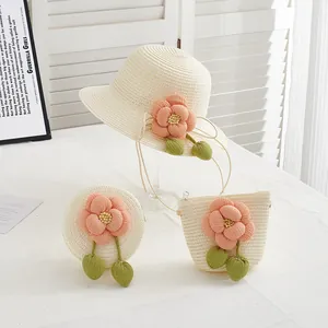 Chapeau de paille pour femmes et mini-sacs assortis avec des camélias roses décoratifs