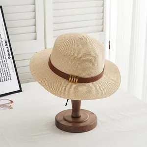 Élégant chapeau de paille beige avec ruban en cuir marron et boucles dorées pour l'été
