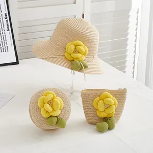 Chapeau de paille fleur camélia jaune avec deux petits sacs tissés assortis