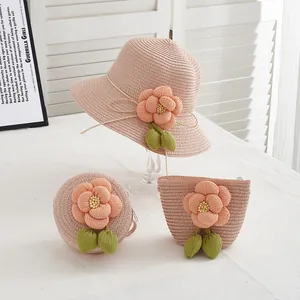 Détails d'un ensemble chapeau de paille rose et sacs assortis avec fleurs en 3D