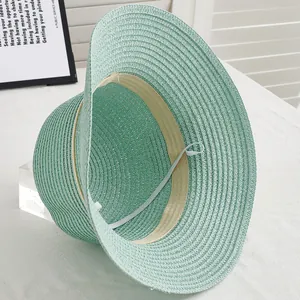 Détail du chapeau de paille vert menthe avec bandeau intérieur et cordon élastique