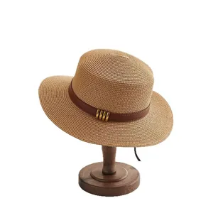 Chapeau de paille vintage à sommet plat avec bandeau en cuir et boucles métalliques