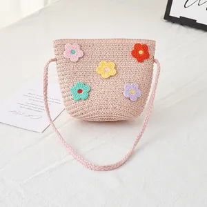Detailansicht der rosa Kinder-Strohtasche mit bunten Häkelblumen für den Sommerurlaub