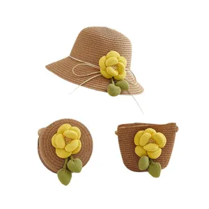 Ensemble chapeau de paille et sac à main assorti avec décoration florale de camélia