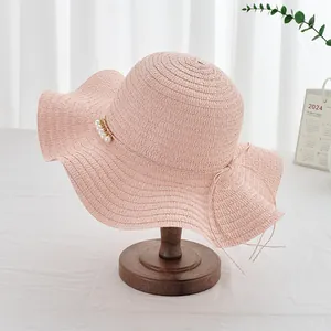 Chapeau de soleil en paille rose pour femme avec perles et détail de nœud élégant