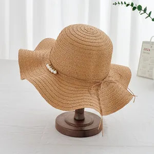 Chapeau de soleil en paille avec large bord ondulé et perles pour femme à la plage