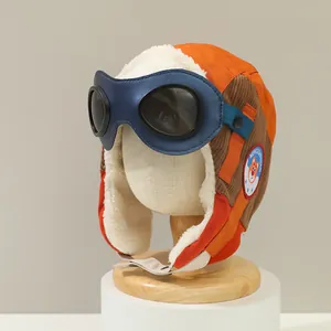 Détail du bonnet aviateur pour enfant avec lunettes et doublure polaire pour l'hiver