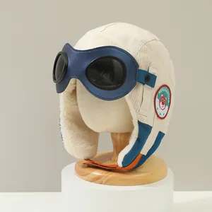 Détail du chapeau de aviateur hiver enfant en velours côtelé beige et polaire douce
