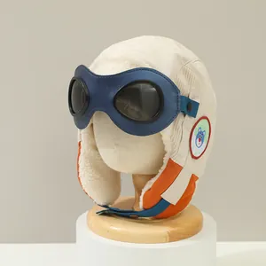 Détail du chapeau aviateur enfant en velours beige avec lunettes bleues et doublure polaire