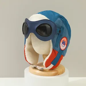 Détail du chapeau aviateur pour enfant avec doublure polaire et lunettes