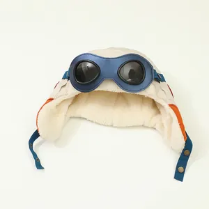Détail d'un bonnet d'aviateur hiver pour enfant avec lunettes et doublure en polaire chaude