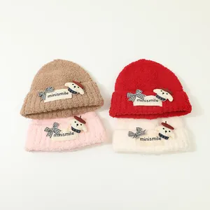 Dettaglio di cappelli di peluche in quattro colori con cucciolo e fiocco decorativo