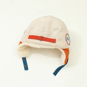 Détail du bonnet aviateur d'hiver avec doublure polaire et badge d'ours mignon