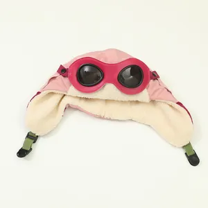 Detail der rosa Kinder-Fliegermütze mit Fleece-Futter und dekorativer Brille