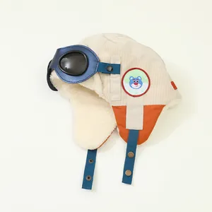 Détail du bonnet aviateur enfant montrant la doublure polaire et le velours côtelé