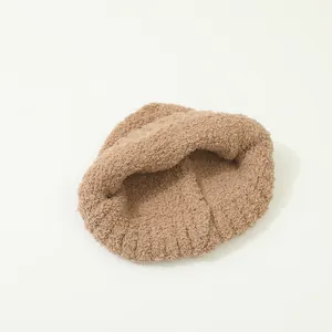Dettaglio della morbida pelliccia sintetica marrone chiaro del cappello invernale