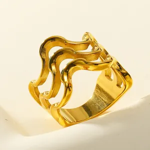 18K Goldring mit gewelltem Design, minimalistischen Ausschnitten und polierter Textur