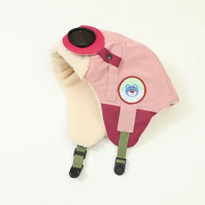 Detail der rosa Fliegermütze mit warmem Fleecefutter und dekorativer Fliegerbrille