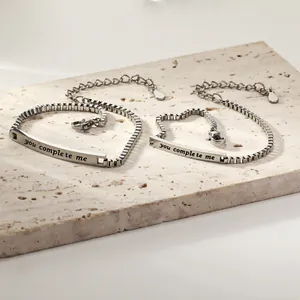 Bracelets de couple en chaîne box argentée avec plaques gravées 'you complete me'