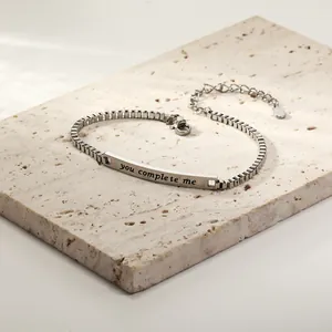 Bracelet chaîne minimaliste avec plaque en métal gravée 'you complete me'