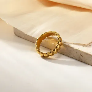 Anillo vintage dorado con relieve de calaveras continuas de estilo hip-hop y punk