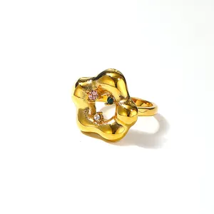 Gouden ring met onregelmatige bloemvorm en roze, witte en groene zirkonia decoratie